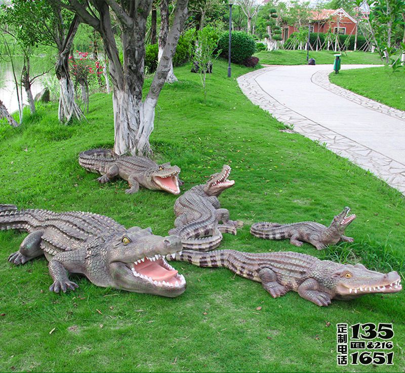 公園玻璃鋼仿真鱷魚(yú)雕塑 公園玻璃鋼仿真鱷魚(yú)雕塑