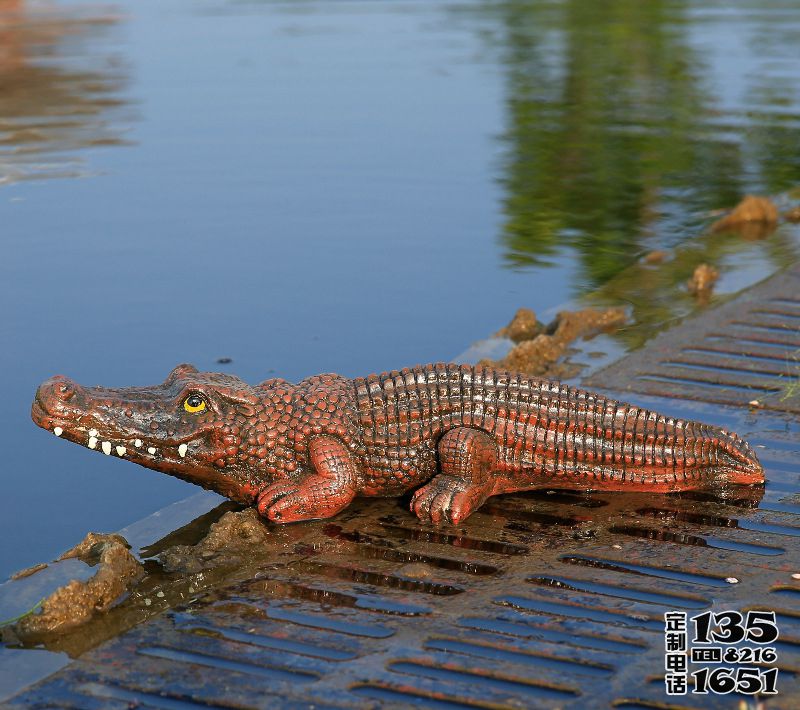 湖邊擺放的玻璃鋼仿真動(dòng)物鱷魚(yú)雕塑